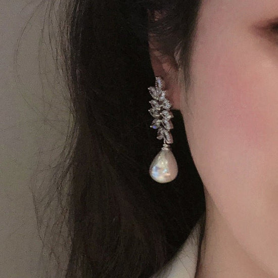 Horse Eye Leaf Earrings Female Drop-shaped $15.04 Dana Fashion Color: E3667 White Gold Color Women's Accessories Product information: Color: E3667 White Gold Applicable population: Female Material: Copper Shape: Leaf, drop shape, geometry Popular elements