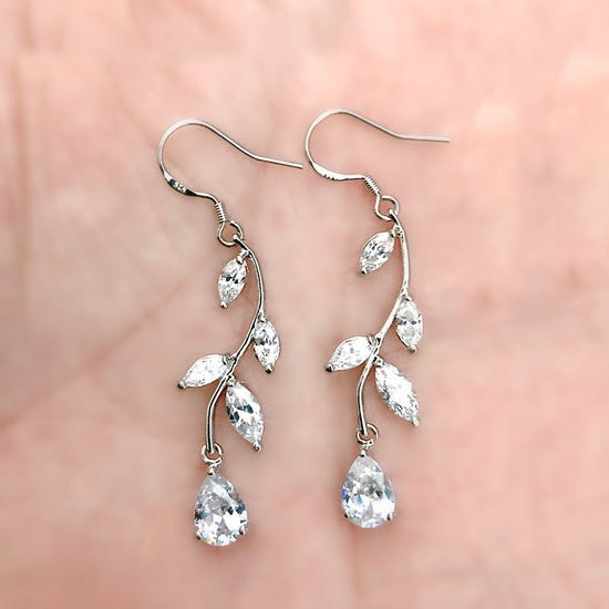 Inlaid Zircon Leaf-shaped Earrings $12.86 Dana Fashion Color: Green Women's Accessories Product information: Color: white, red, purple, green Inlaid material: alloy inlaid artificial gemstone/semi-precious stone Style: Unisex Material: Copper Style: Natio