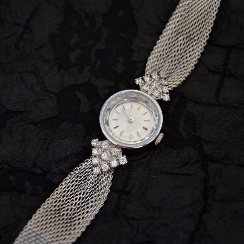 Jewelry Vintage Watches Kaleidoscope Diamond Quartz Women's Watch $140.00 Dana Fashion Color: Gold Strap Gold Noodles Women's Accessories Product information: Color: gold strap gold noodles, silver, gold strap white noodles Dial: 2CM, 7mm thick, synthetic