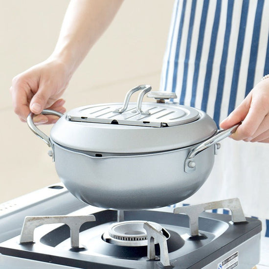 Kitchen Pot $90.95 Dana Fashion Color: Silver Size: 20X8cm Dana's Kitchen [Name] deep fryer. [Material] pot body: 304 stainless steel [Specification] 20m [Applicable number] 1-2 people [Process] perfusion process [Note] This product is a special fryer, no