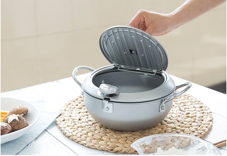 Kitchen Pot $90.95 Dana Fashion Color: Silver Size: 20X8cm Dana's Kitchen [Name] deep fryer. [Material] pot body: 304 stainless steel [Specification] 20m [Applicable number] 1-2 people [Process] perfusion process [Note] This product is a special fryer, no