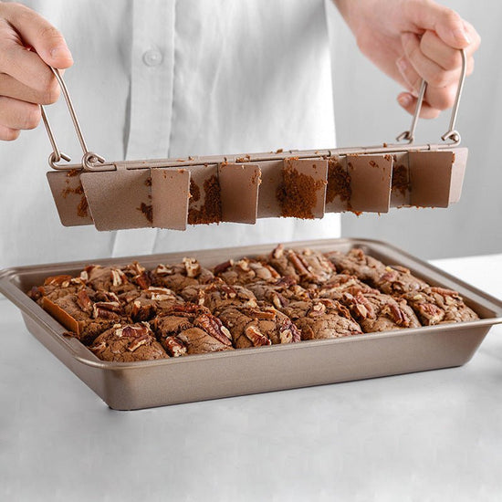 Kitchen Solid Bottom Thickened Square Brownie Pan Home Bakery $41.93 Dana Fashion 颜色: single Dana's Kitchen Product information: Material: stainless steel Style: modern and simple Color: Brown Feature: Food-grade quality stainless steel, non-toxic large c