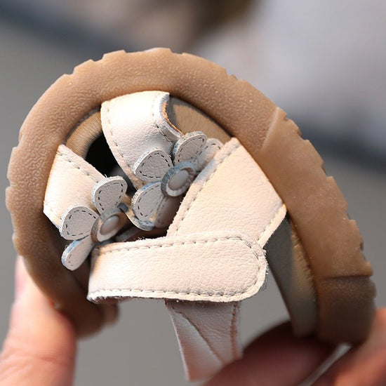 Korean Version Of The Big Kids Flower Soft-soled Beach Shoes $45.85 Dana Fashion Color: Beige Shoe size: 21 Baby & Mother Product Information: Upper material: microfiber leather Function: Lightweight, non-slip, wear-resistant Pattern: plain Sole Material: