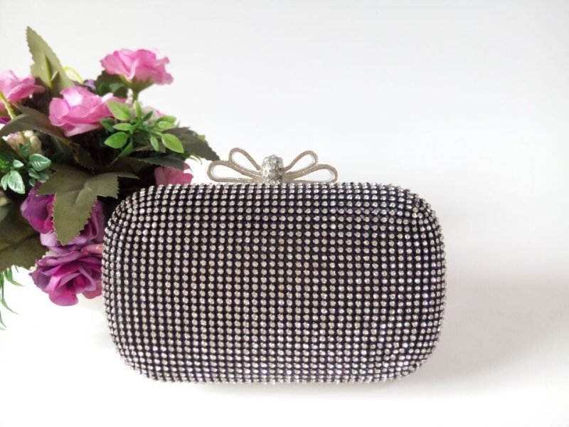 Ladies Diamond Chain Banquet Clutch Evening Rhinestone Bag $52.51 Dana Fashion Color: Gold Women's Bags Product information: Product category: dinner bag Material: metal Fabric texture: polyester Bag shape: oval Popular elements: Rhinestones Pattern: plai