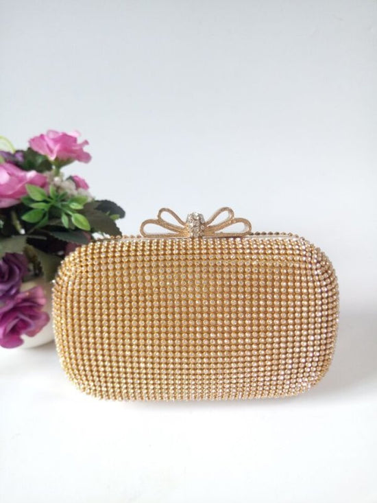 Ladies Diamond Chain Banquet Clutch Evening Rhinestone Bag $52.51 Dana Fashion Color: Gold Women's Bags Product information: Product category: dinner bag Material: metal Fabric texture: polyester Bag shape: oval Popular elements: Rhinestones Pattern: plai