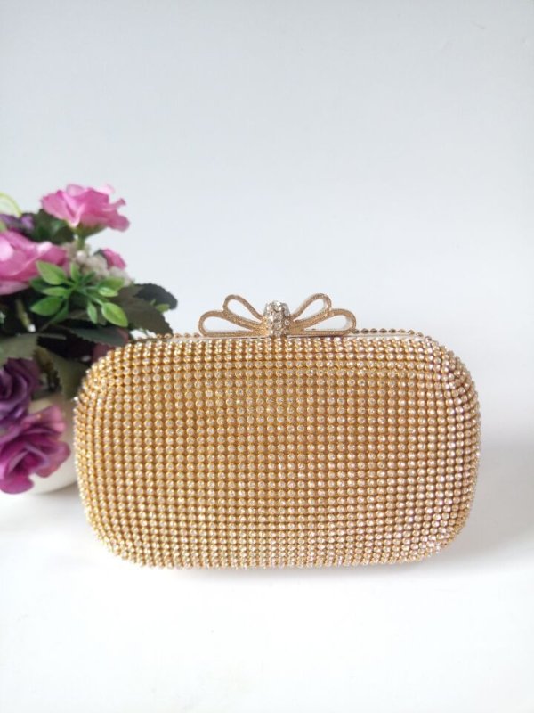Ladies Diamond Chain Banquet Clutch Evening Rhinestone Bag $52.51 Dana Fashion Color: Gold Women's Bags Product information: Product category: dinner bag Material: metal Fabric texture: polyester Bag shape: oval Popular elements: Rhinestones Pattern: plai