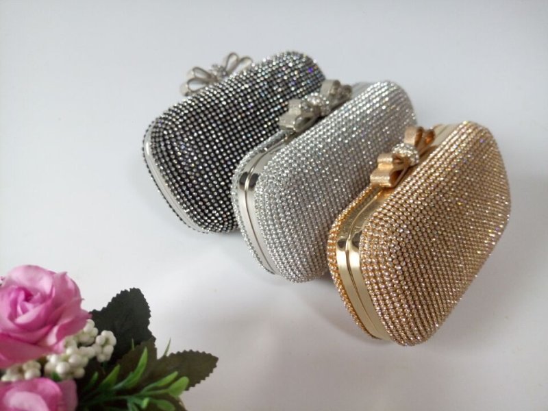 Ladies Diamond Chain Banquet Clutch Evening Rhinestone Bag $52.51 Dana Fashion Color: Gold Women's Bags Product information: Product category: dinner bag Material: metal Fabric texture: polyester Bag shape: oval Popular elements: Rhinestones Pattern: plai