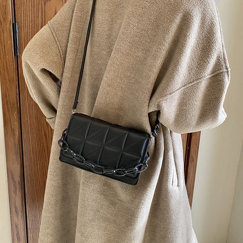 Ladies New Winter Fashion Casual Messenger Bag $26.04 Dana Fashion Color: Black Women's Bags Product information: Lining texture: Polyester Applicable scenario: Daily configuration Color: white, khaki, green, black, brown, pink, orange, rose Red Outer bag
