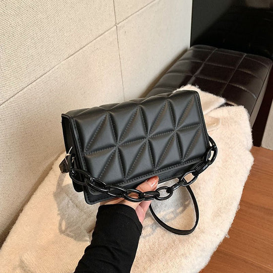 Ladies New Winter Fashion Casual Messenger Bag $26.04 Dana Fashion Color: Black Women's Bags Product information: Lining texture: Polyester Applicable scenario: Daily configuration Color: white, khaki, green, black, brown, pink, orange, rose Red Outer bag
