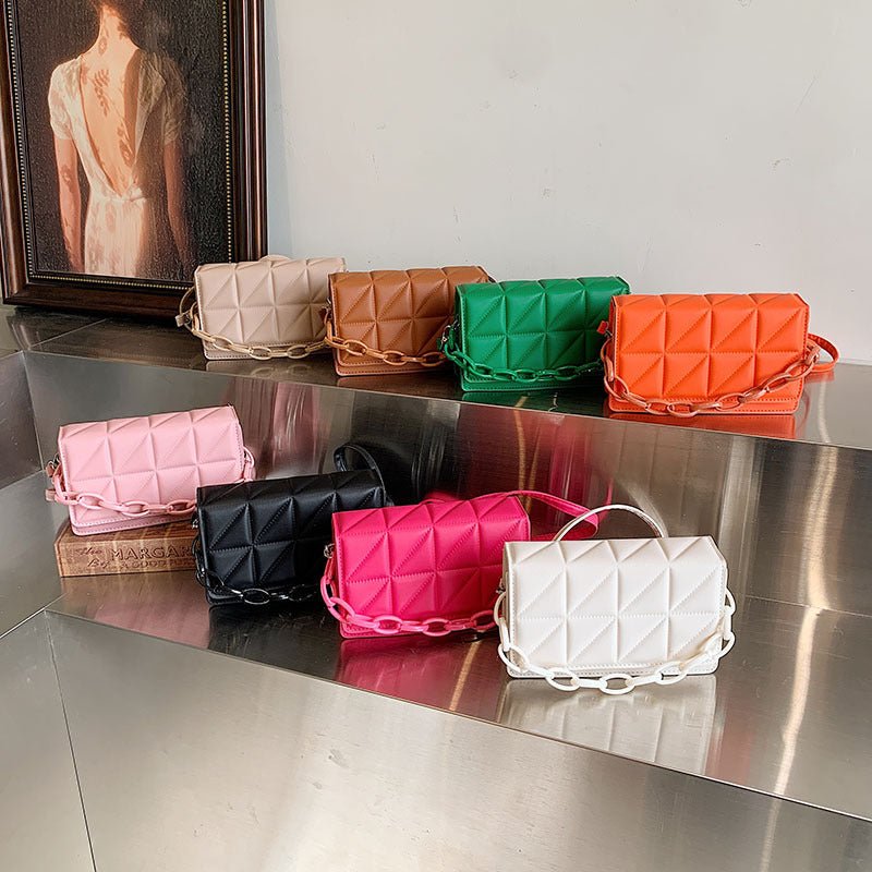 Ladies New Winter Fashion Casual Messenger Bag $26.04 Dana Fashion Color: Black Women's Bags Product information: Lining texture: Polyester Applicable scenario: Daily configuration Color: white, khaki, green, black, brown, pink, orange, rose Red Outer bag