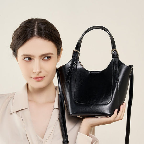 Lake Green Niche Commuter Cowhide Portable Messenger Bag $89.00 Dana Fashion Color: Apricot Women's Bags Product information: Lining texture: polyester cotton Applicable scenario: Daily configuration Color: Black, Milky White, apricot Outer bag type: open