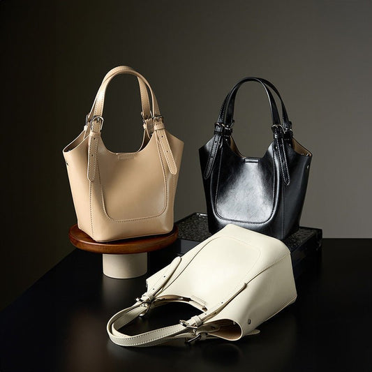 Lake Green Niche Commuter Cowhide Portable Messenger Bag $89.00 Dana Fashion Color: Apricot Women's Bags Product information: Lining texture: polyester cotton Applicable scenario: Daily configuration Color: Black, Milky White, apricot Outer bag type: open