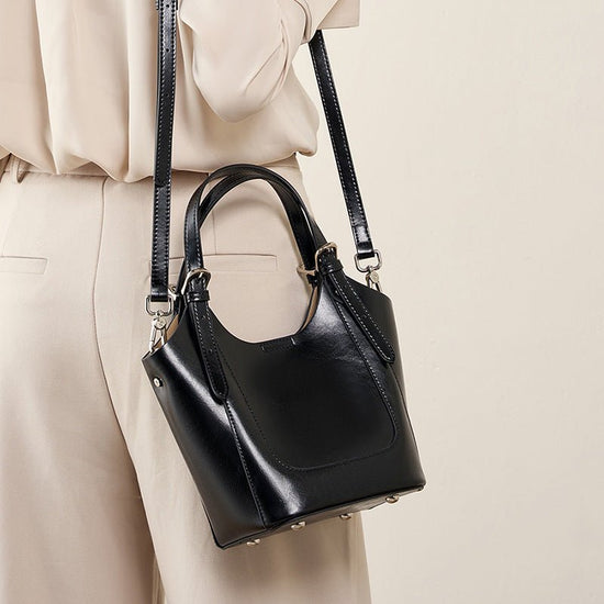 Lake Green Niche Commuter Cowhide Portable Messenger Bag $89.00 Dana Fashion Color: Apricot Women's Bags Product information: Lining texture: polyester cotton Applicable scenario: Daily configuration Color: Black, Milky White, apricot Outer bag type: open