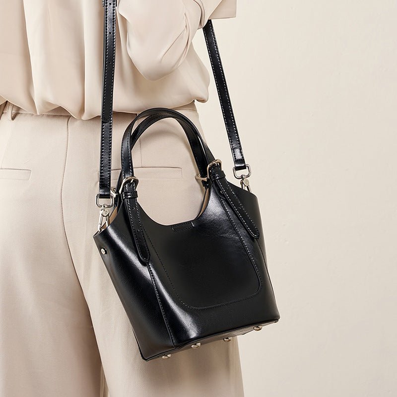 Lake Green Niche Commuter Cowhide Portable Messenger Bag $89.00 Dana Fashion Color: Apricot Women's Bags Product information: Lining texture: polyester cotton Applicable scenario: Daily configuration Color: Black, Milky White, apricot Outer bag type: open