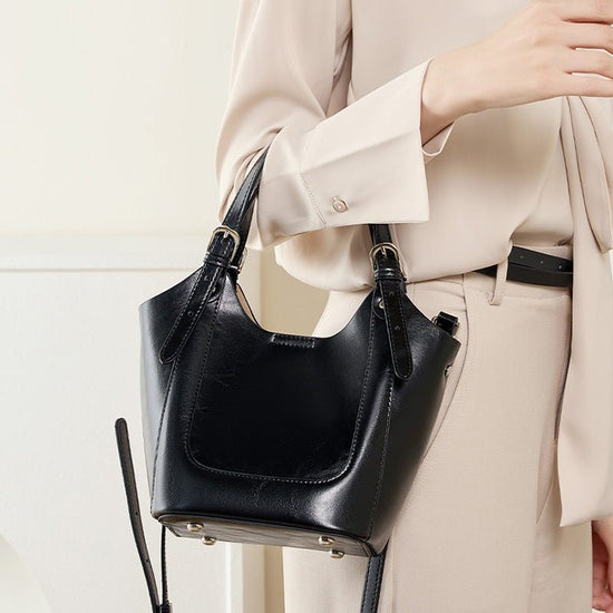 Lake Green Niche Commuter Cowhide Portable Messenger Bag $89.00 Dana Fashion Color: Apricot Women's Bags Product information: Lining texture: polyester cotton Applicable scenario: Daily configuration Color: Black, Milky White, apricot Outer bag type: open