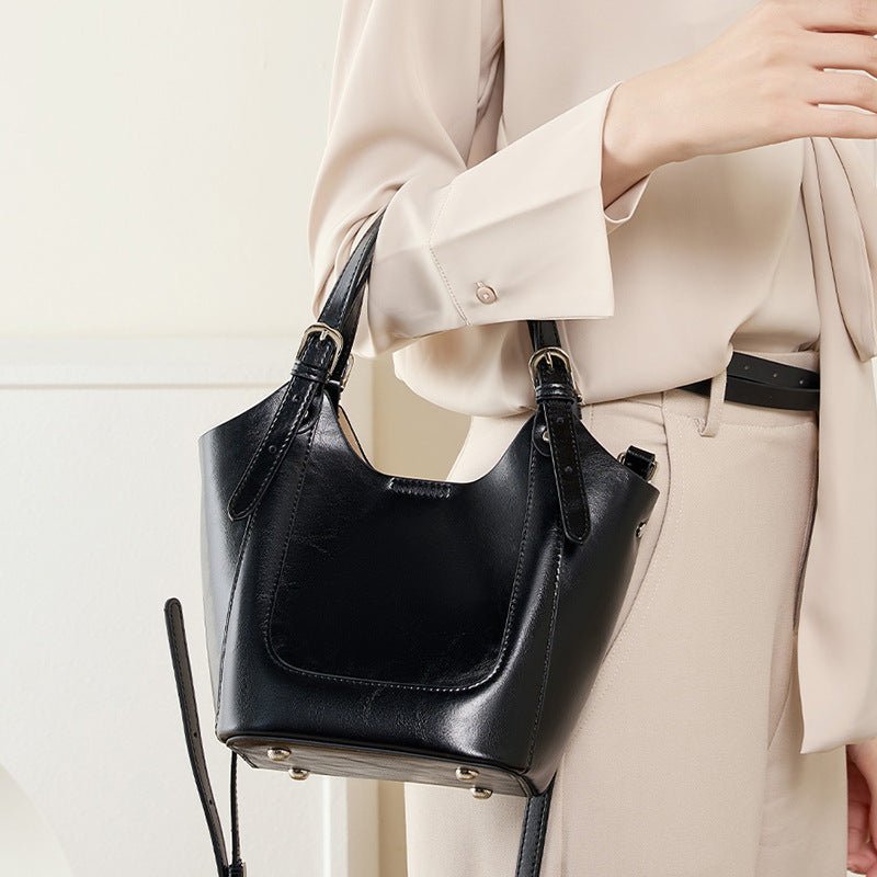 Lake Green Niche Commuter Cowhide Portable Messenger Bag $89.00 Dana Fashion Color: Apricot Women's Bags Product information: Lining texture: polyester cotton Applicable scenario: Daily configuration Color: Black, Milky White, apricot Outer bag type: open