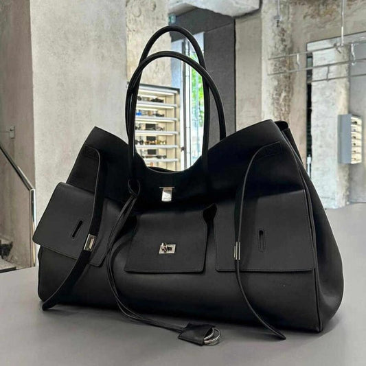Large Capacity Commuter Shoulder Bag Female Tote Wings Style Bag $129.50 Dana Fashion Color: Black Gold Buckle Women's Bags Product information: Style: shoulder crossbody handbag Shoulder strap style: Single Closing method: Lock Color classification: blac