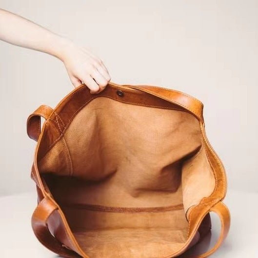 Large Capacity Oil Wax Tote Bags for Women Shoulder Bag $49.00 Dana Fashion Color: Black Women's Bags Product Information: Color: black, golden brown, reddish brown Style: European and American retro Material: PU Trendy Bags Style: Tote Bag Bag size: larg