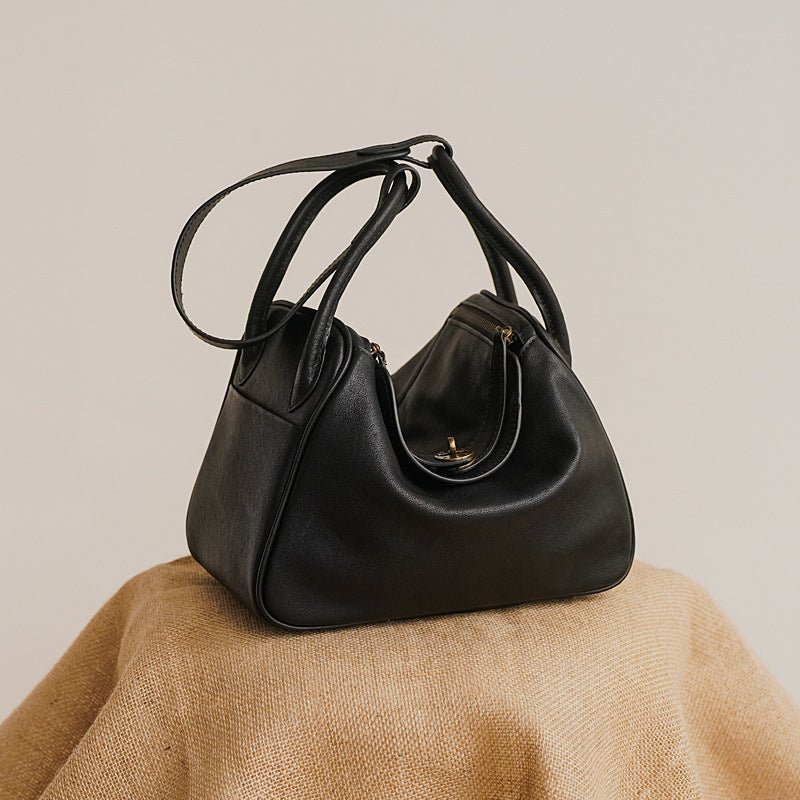Large Capacity Shoulder Messenger Bag Urban Simple Pillow $157.50 Dana Fashion Color: Black Women's Bags Product information: Lining texture: polyester cotton Applicable scenario: Daily matching Color: brown, black Leather features: first layer cowhide Ma