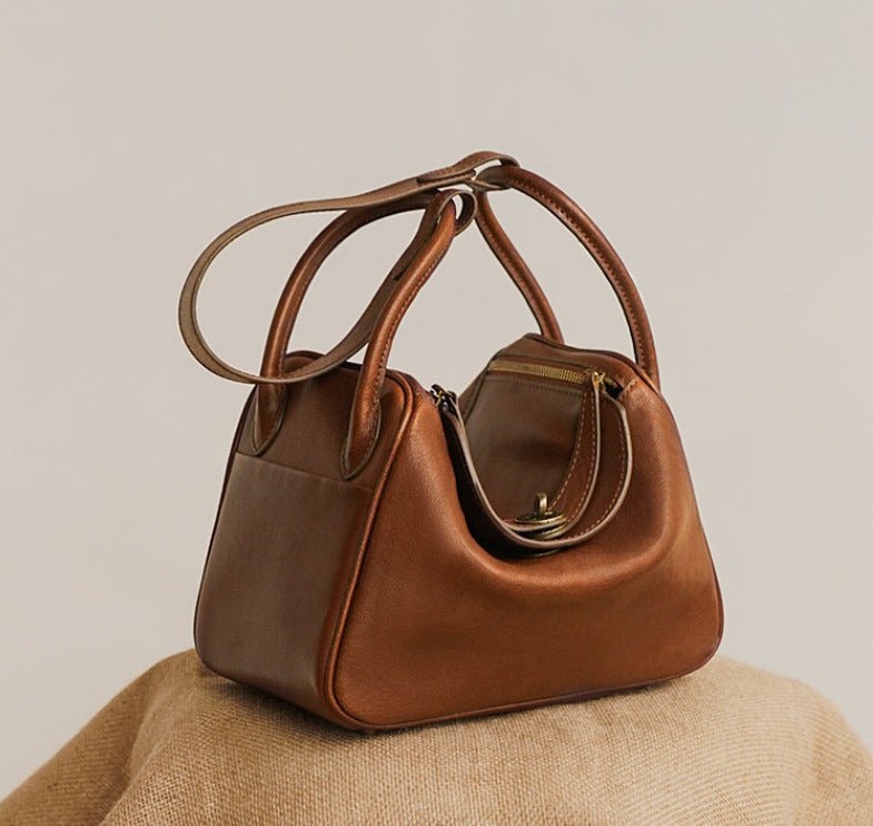 Large Capacity Shoulder Messenger Bag Urban Simple Pillow $157.50 Dana Fashion Color: Brown Women's Bags Product information: Lining texture: polyester cotton Applicable scenario: Daily matching Color: brown, black Leather features: first layer cowhide Ma