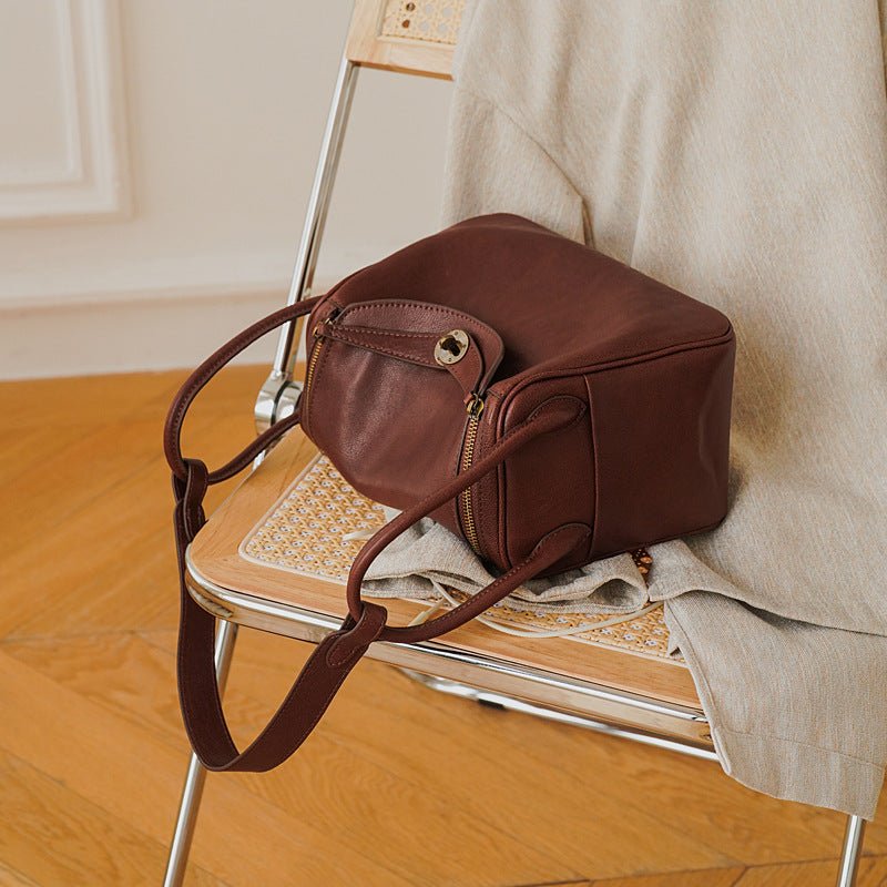 Large Capacity Shoulder Messenger Bag Urban Simple Pillow $157.50 Dana Fashion Color: Black Women's Bags Product information: Lining texture: polyester cotton Applicable scenario: Daily matching Color: brown, black Leather features: first layer cowhide Ma