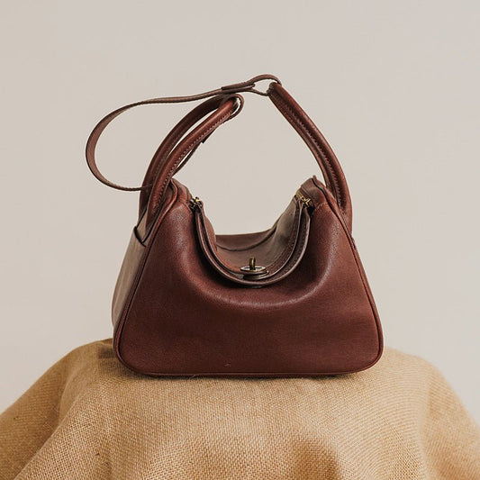 Large Capacity Shoulder Messenger Bag Urban Simple Pillow $157.50 Dana Fashion Color: Black Women's Bags Product information: Lining texture: polyester cotton Applicable scenario: Daily matching Color: brown, black Leather features: first layer cowhide Ma