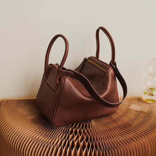 Large Capacity Shoulder Messenger Bag Urban Simple Pillow $157.50 Dana Fashion Color: Black Women's Bags Product information: Lining texture: polyester cotton Applicable scenario: Daily matching Color: brown, black Leather features: first layer cowhide Ma