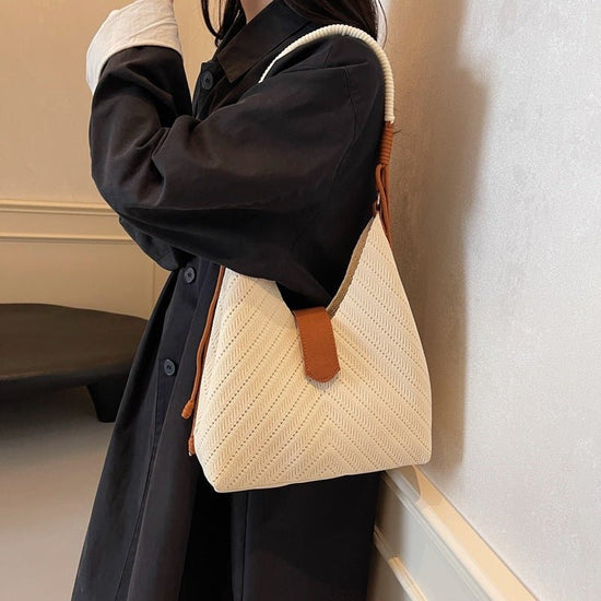 Large Capacity Underarm Tote Bag Commuting Large Bag $52.74 Dana Fashion Color: Black Women's Bags Product information: Lining texture: Polyester Applicable scenario: Daily configuration Color: black, khaki, Milky White Outer bag type: None Hardness: medi