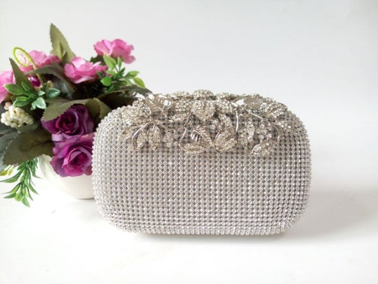 Leaf-shaped Flowers Diamond Dinner Clutch $66.86 Dana Fashion Color: Black Women's Bags Product information: Lining texture: Satin Pattern: leaves with diamonds Color: red, black, gold, silver, colorful crystal gold Bag Size: 16cm * 5cm * 12cm (manual mea