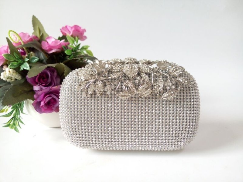 Leaf-shaped Flowers Diamond Dinner Clutch $66.86 Dana Fashion Color: Black Women's Bags Product information: Lining texture: Satin Pattern: leaves with diamonds Color: red, black, gold, silver, colorful crystal gold Bag Size: 16cm * 5cm * 12cm (manual mea