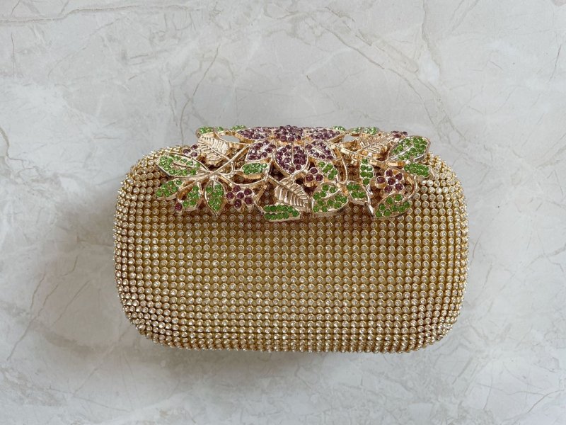 Leaf-shaped Flowers Diamond Dinner Clutch $66.86 Dana Fashion Color: Colorful Crystals Gold Women's Bags Product information: Lining texture: Satin Pattern: leaves with diamonds Color: red, black, gold, silver, colorful crystal gold Bag Size: 16cm * 5cm *