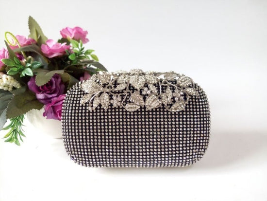 Leaf-shaped Flowers Diamond Dinner Clutch $66.86 Dana Fashion Color: Black Women's Bags Product information: Lining texture: Satin Pattern: leaves with diamonds Color: red, black, gold, silver, colorful crystal gold Bag Size: 16cm * 5cm * 12cm (manual mea