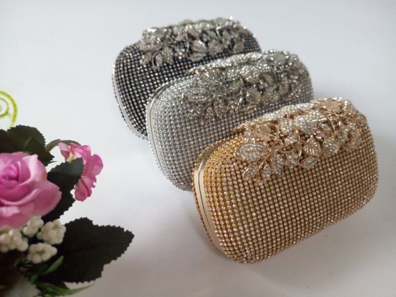 Leaf-shaped Flowers Diamond Dinner Clutch $66.86 Dana Fashion Color: Black Women's Bags Product information: Lining texture: Satin Pattern: leaves with diamonds Color: red, black, gold, silver, colorful crystal gold Bag Size: 16cm * 5cm * 12cm (manual mea