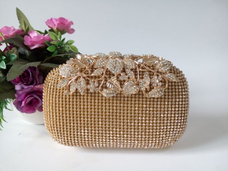 Leaf-shaped Flowers Diamond Dinner Clutch $66.86 Dana Fashion Color: Gold Women's Bags Product information: Lining texture: Satin Pattern: leaves with diamonds Color: red, black, gold, silver, colorful crystal gold Bag Size: 16cm * 5cm * 12cm (manual meas