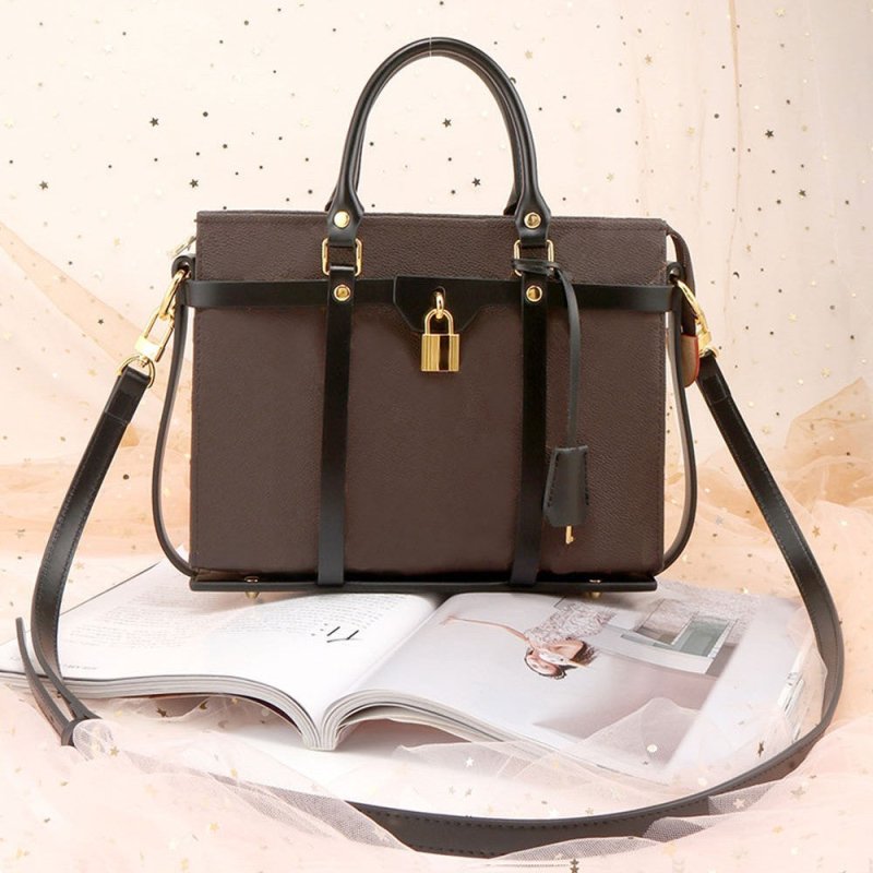 Leather Shell Single Shoulder Crossbody $189.50 Dana Fashion Color: Apricot Colored Top Layer Cowh Size: 19th Shell Gold Hardware Women's Bags Product information: Material: cowhide Fitting type: strap Color classification: apricot vegetable tanned and di