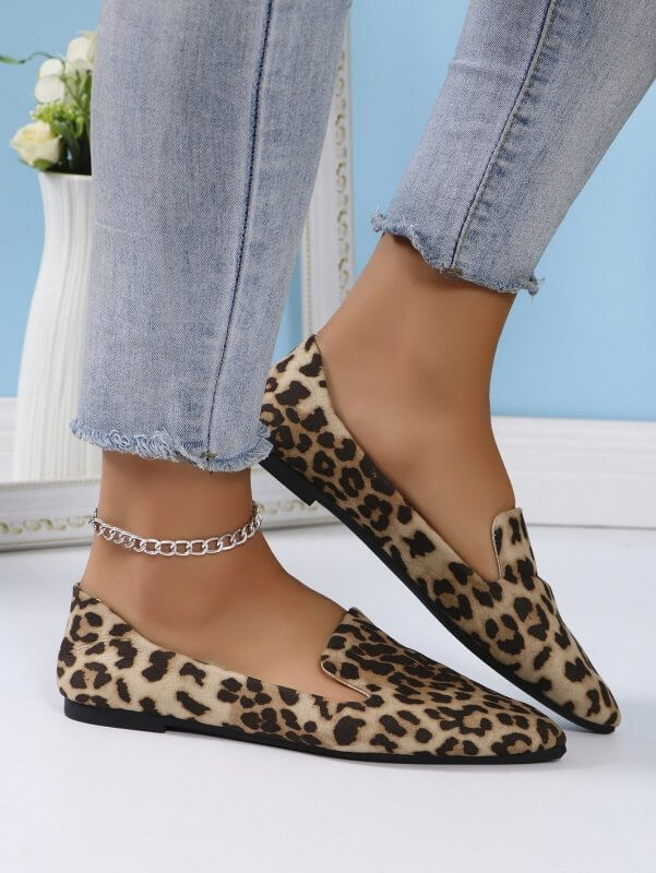 Leopard Print Shallow Mouth Pointed Flat Shoes Casual $24.90 Dana Fashion Color: Dark Brown Leopard Print Size: 36 Women's shoes Product information: Pattern: Leopard print Lining material: Cotton Applicable sports: Universal Color: khaki, leopard print,