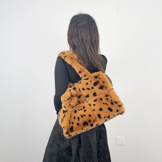 Leopard Print Tote Shoulder Messenger Bag Large Capacity $59.00 Dana Fashion Color: Brown Women's Bags Product information: Color: pink leopard print, light khaki, leopard print, gray leopard print, brown leopard print, white leopard print Applicable Gend