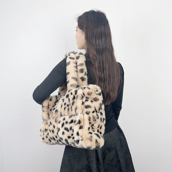 Leopard Print Tote Shoulder Messenger Bag Large Capacity $59.00 Dana Fashion Color: Brown Women's Bags Product information: Color: pink leopard print, light khaki, leopard print, gray leopard print, brown leopard print, white leopard print Applicable Gend