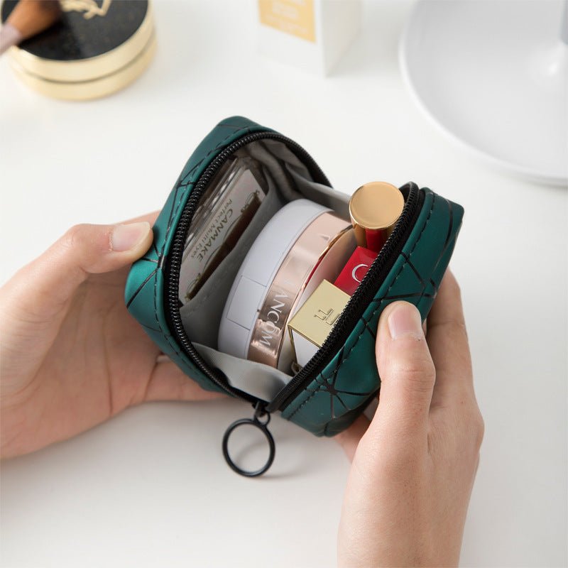 Lipstick PU Waterproof Portable Mini Bag $12.43 Dana Fashion Color: Green Women's Bags Product information: Color: green, pink, sky blue, apricot, black, silver Scope of Application: stationery, sanitary napkins, cosmetics, medicine, sundries, toiletries,