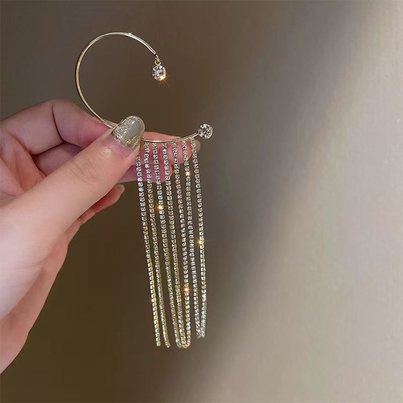 Long Chain Tassel Ear Hook Ear Clip $39.00 Dana Fashion Color: Silver Tassel Pair Women's Accessories Product information: Treatment Process: Electroplating Color: gold, silver Applicable population: Female Style: Women's Shapes: Geometry Popular elements