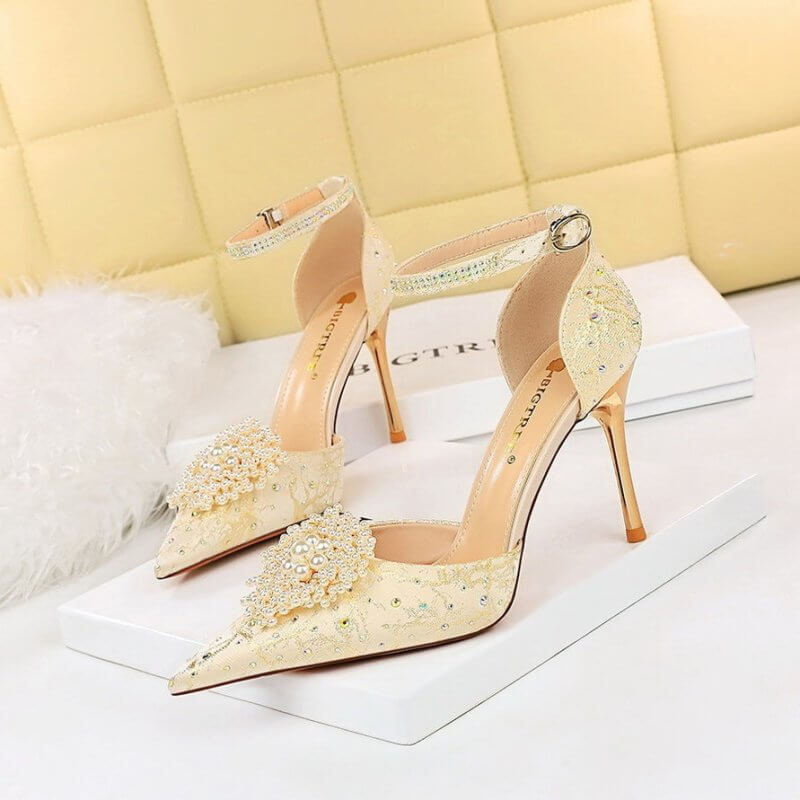 Low-cut Hollow One-word With Pointed Toe Rhinestone Pearl Flower Sandals High Heels $59.50 Dana Fashion Color: Apricot Size: 34 Women's shoes Product information: Lining material: Single layer PU Toe bracket shape: Pointed Color: Black, apricot Shoe Upper