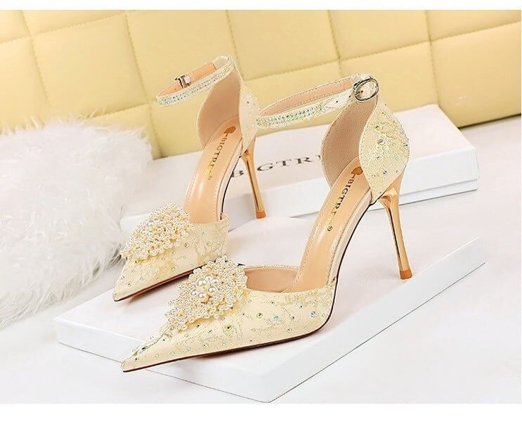 Low-cut Hollow One-word With Pointed Toe Rhinestone Pearl Flower Sandals High Heels $59.50 Dana Fashion Color: Apricot Size: 34 Women's shoes Product information: Lining material: Single layer PU Toe bracket shape: Pointed Color: Black, apricot Shoe Upper