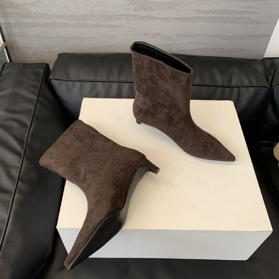 Low Heel French Retro Pointed Ankle Boots $75.25 Dana Fashion Color: Black Size: 35 Women's shoes ข้อมูลผลิตภัณฑ์: ลวดลาย: สีพื้น วัสดุซับใน: PU สี: ดำ, น้ำตาลอ่อน, น้ำตาล ความสูงส้น: ส้นเตี้ย (1-3CM) ความยาวถุงเท้า: ท่อนล่าง รูปร่างส้น: ส้นเข็ม ขนาด: 35,