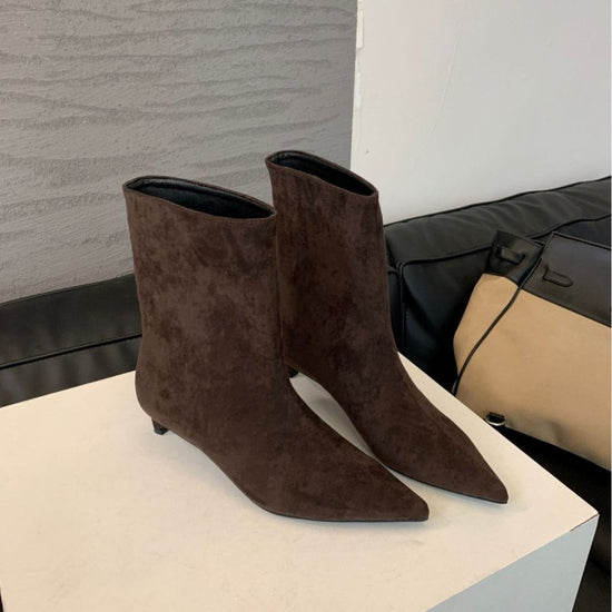 Low Heel French Retro Pointed Ankle Boots $75.25 Dana Fashion Color: Black Size: 35 Women's shoes ข้อมูลผลิตภัณฑ์: ลวดลาย: สีพื้น วัสดุซับใน: PU สี: ดำ, น้ำตาลอ่อน, น้ำตาล ความสูงส้น: ส้นเตี้ย (1-3CM) ความยาวถุงเท้า: ท่อนล่าง รูปร่างส้น: ส้นเข็ม ขนาด: 35,