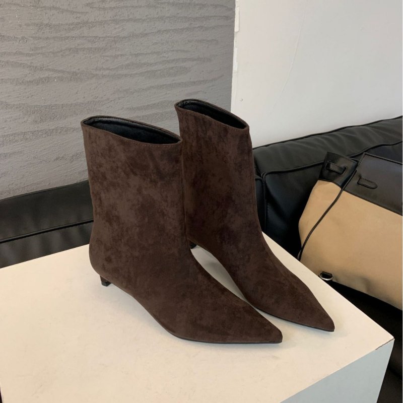 Low Heel French Retro Pointed Ankle Boots $75.25 Dana Fashion Color: Black Size: 35 Women's shoes ข้อมูลผลิตภัณฑ์: ลวดลาย: สีพื้น วัสดุซับใน: PU สี: ดำ, น้ำตาลอ่อน, น้ำตาล ความสูงส้น: ส้นเตี้ย (1-3CM) ความยาวถุงเท้า: ท่อนล่าง รูปร่างส้น: ส้นเข็ม ขนาด: 35,