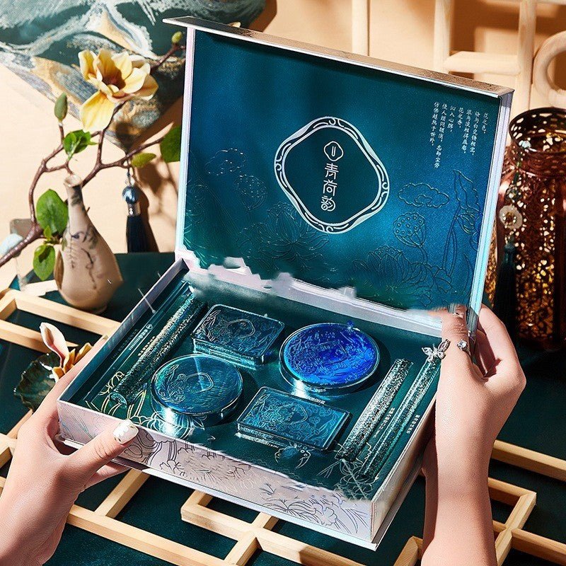 Makeup Set Eight-piece Air Cushion Lipstick Set $79.00 Dana Fashion style: Beauty kit makeup Product information: Efficacy: Oil control, concealer, modification, even skin tone Specifications: Normal specifications Color: Ivory white Color Category: Yuli