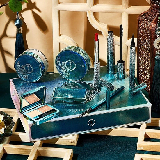 Makeup Set Eight-piece Air Cushion Lipstick Set $79.00 Dana Fashion style: Beauty kit makeup Product information: Efficacy: Oil control, concealer, modification, even skin tone Specifications: Normal specifications Color: Ivory white Color Category: Yuli