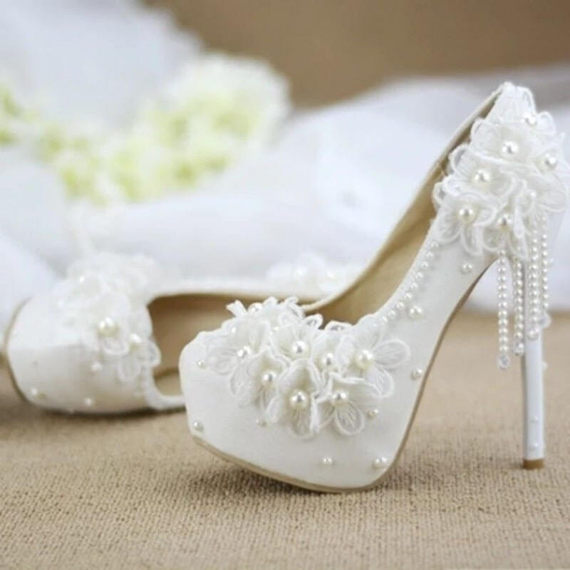 Male Lace High-heeled Shoes Korean Style, Flower Rhinestone Tassel Bride $105.50 Dana Fashion Specifications: 11cm Heel Red Size: 34 Women's shoes Product information: Pattern: Flowers Color: 14cm heel White, 11cm heel White, 8cm heel White, 5cm heel Whit