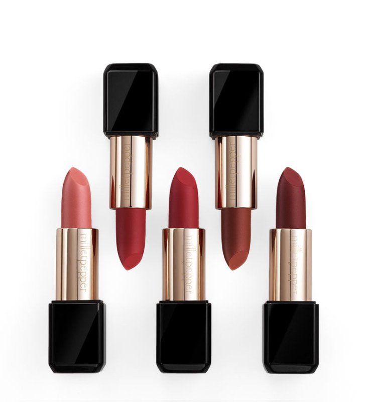 Matte lipstick $120.00 Dana Fashion Color: 01 B makeup Efficacy: enhance complexion Specification type: normal specification Whether it is a special purpose cosmetics: No Suitable for the crowd: Ladies Age: adult Type: Cosmetics Features: Moisturizing, du