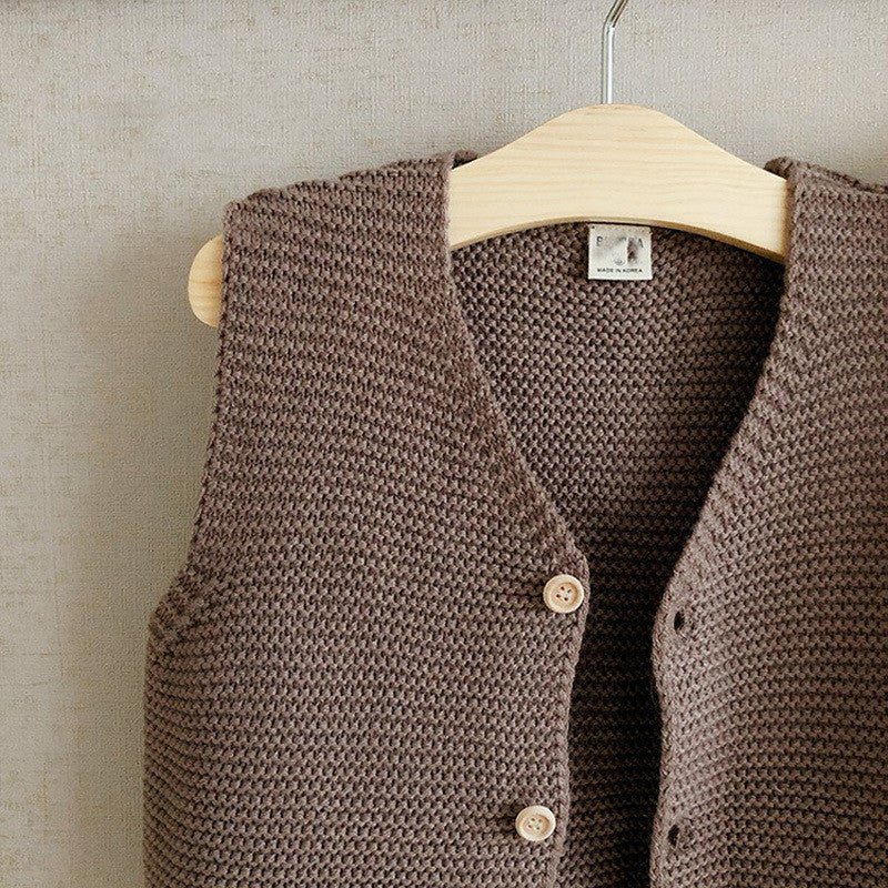 Men's And Women's Solid Color Knitted Base Vest Cardigan $24.89 Dana Fashion Color: Brown Child size: 100cm Baby Clothing Product Information: Yarn thickness: fine wool Thickness: General Sleeve length: long sleeve Closed style: single-breasted Pattern: p